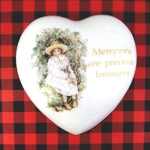 VINTAGE 1981 HOLLY HOBBIE MEDIUM HEART SHAPED PORCELAIN TRINKET BOX